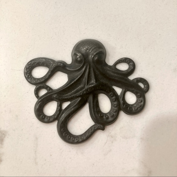 GASOLINE GLAMOUR FLAT BLACK OCTOPUS PENDANT